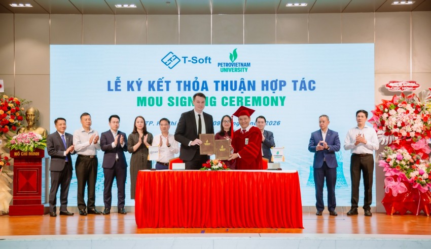 TS Phan Minh Quốc Bình - Hiệu trưởng PVU ký kết thỏa thuận hợp tác với T-Soft LLC dưới sự chứng kiến của các vị đại biểu.