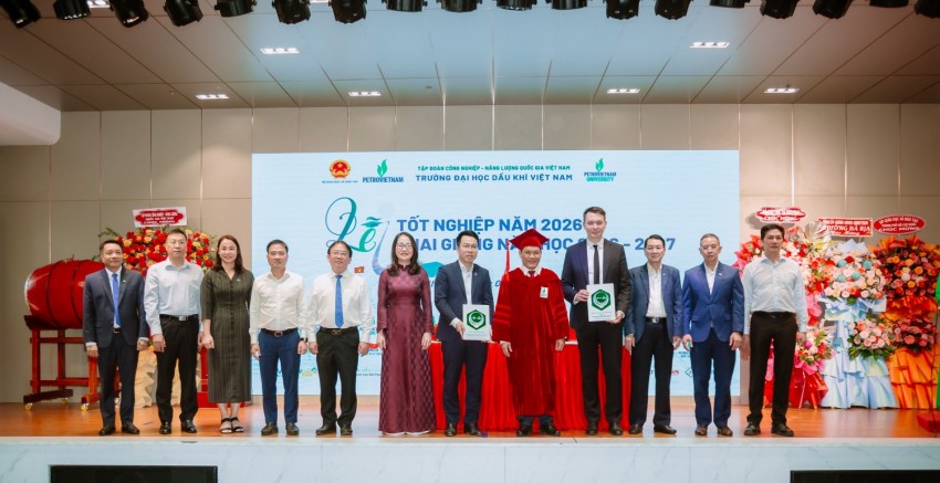 Các đại biểu chúc mừng sự hợp tác chiến lược giữa PVU với PVEP và T-Soft LLC.