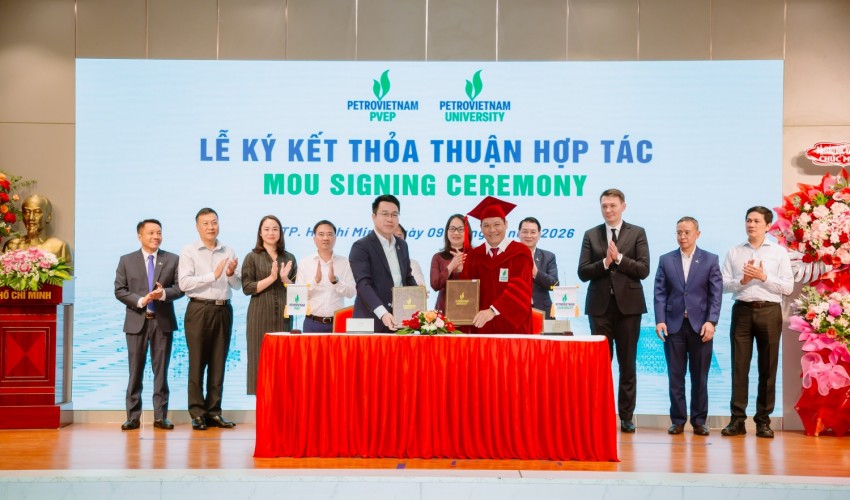 TS Phan Minh Quốc Bình - Hiệu trưởng PVU và ông Ngô Khánh Xạ - Phó Tổng Giám đốc PVEP đại diện hai bên ký kết thỏa thuận hợp tác, dưới sự chứng kiến của các Thành viên HĐTV PETROVIETNAM Trần Bình Minh, Phạm Tuấn Anh và các đại biểu.