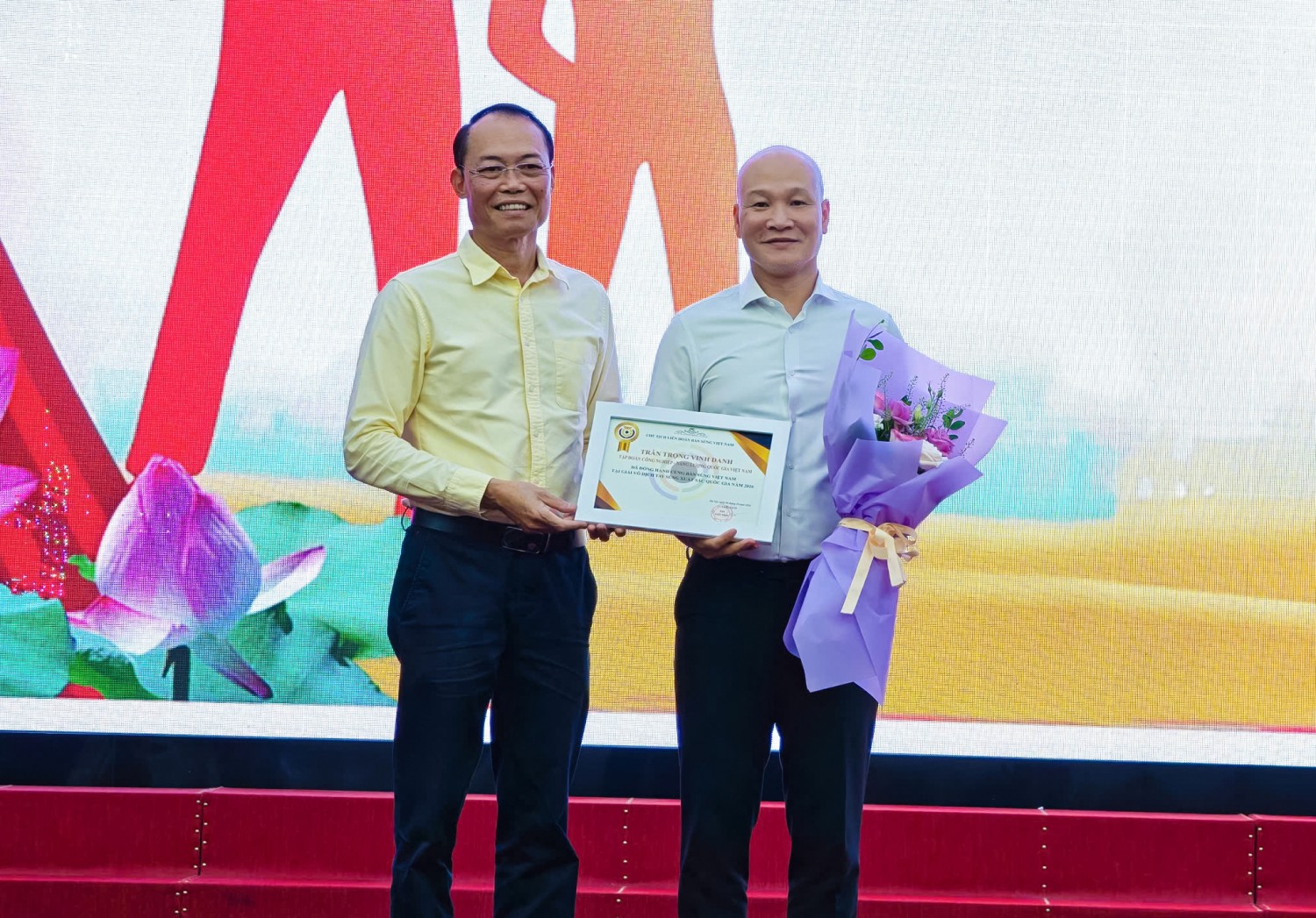 Ông Đỗ Văn Bình, Chủ tịch Liên đoàn Bắn súng Việt Nam vinh danh PETROVIETNAM vì những đóng góp cho bộ môn thể thao bắn súng của Việt Nam.