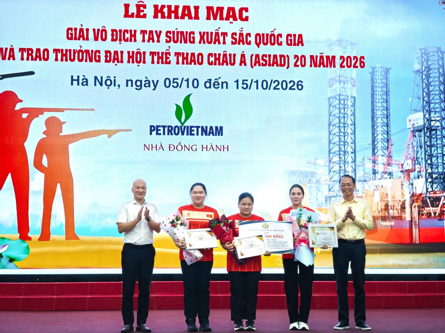 Các đại biểu trao thưởng cho VĐV đạt thành tích tại ASIAD 20