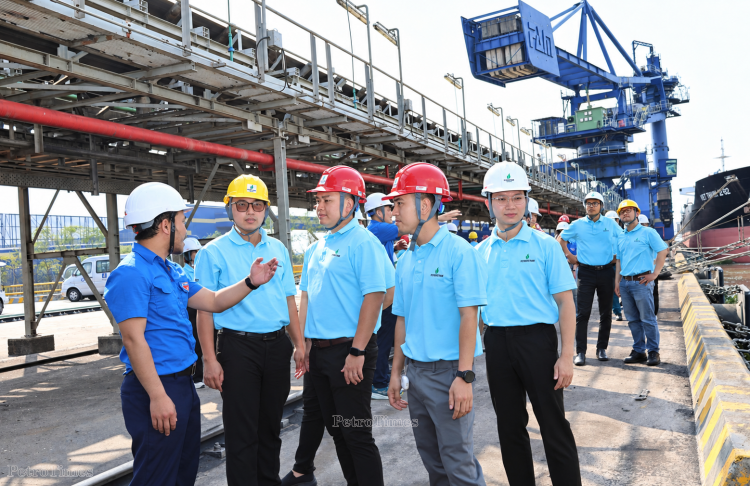Các học viên tham quan, tìm hiểu thực tế tại Nhà máy Nhiệt điện Sông Hậu 1.