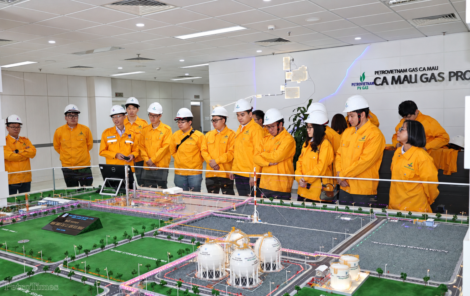 Các học viên cho biết, kiến thức về AI từ chương trình đào tạo đã được ứng dụng hiệu quả vào thực tế công việc. (Ảnh: Đoàn tham quan, tìm hiểu thực tế tại Nhà máy Xử lý Khí GPP Cà Mau)