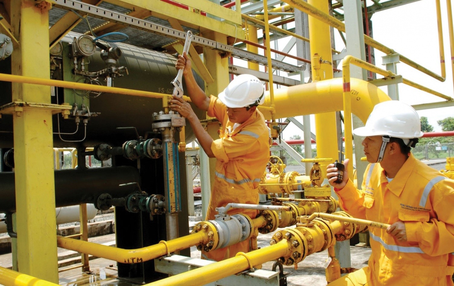 Dầu khí là ngành có đặc thù vốn lớn, kỹ thuật cao và rủi ro lớn. Mọi công đoạn từ khảo sát, khoan, khai thác đến vận hành ngoài khơi đều đòi hỏi thiết bị chuyên dụng, công nghệ hiện đại và dịch vụ có độ tin cậy cao. (Ảnh minh họa)