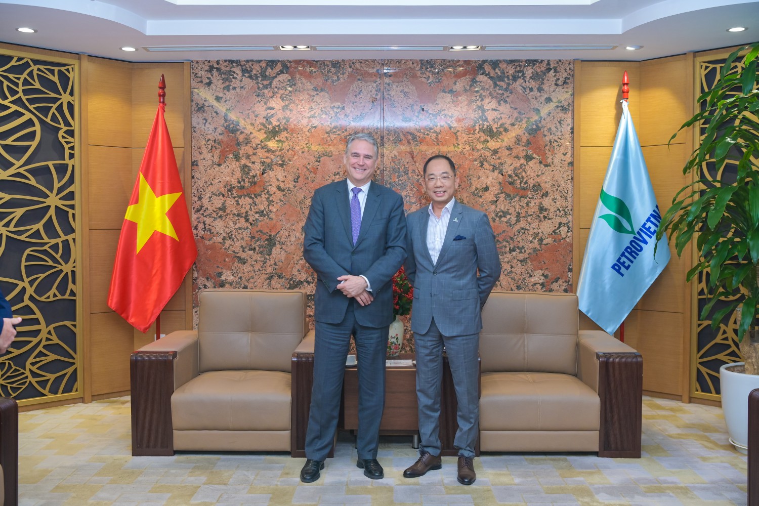 Phó Tổng Giám đốc PETROVIETNAM Cao Hoài Dương chào mừng ông Michael Roberts - Tổng Giám đốc HSBC đến thăm và làm việc tại PETROVIETNAM.