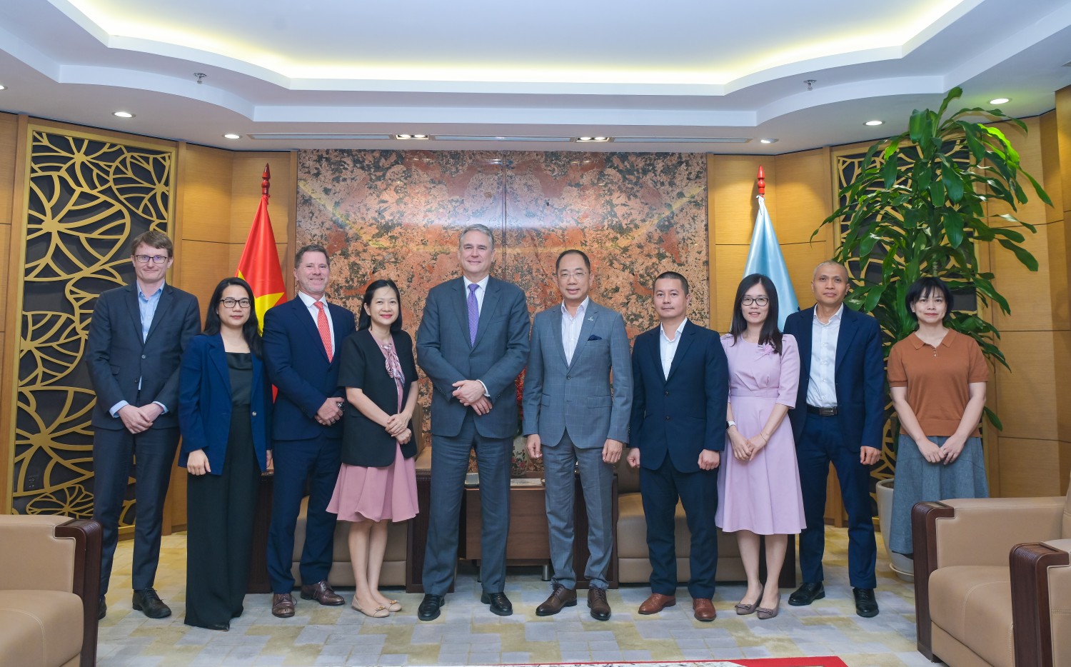 Các đại biểu tham dự buổi làm việc.