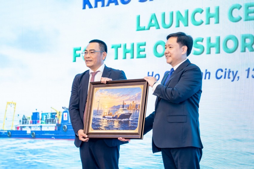 Ông Trịnh Hữu Dương – Giám đốc PTSC Marine GS và ông Phạm Quốc Anh – Chủ tịch Điều hành Pacifico Energy Việt Nam trao quà kỷ niệm đánh dấu bước tiến mới trong hợp tác phát triển điện gió ngoài khơi.