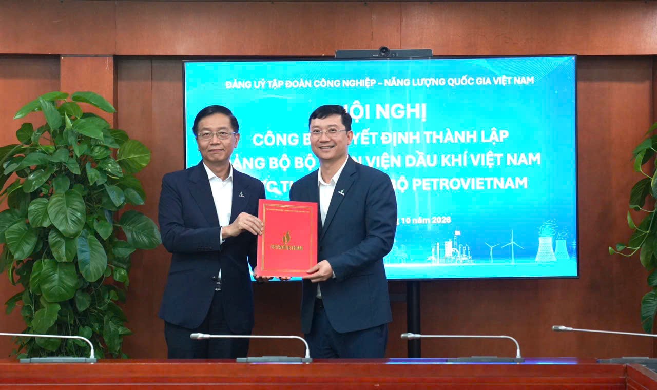 Đồng chí Trần Quang Dũng, Phó Bí thư Thường trực Đảng ủy Tập đoàn trao quyết định và chúc mừng tân Bí thư Đảng ủy bộ phận, Viện trưởng VPI Nguyễn Văn Tư.