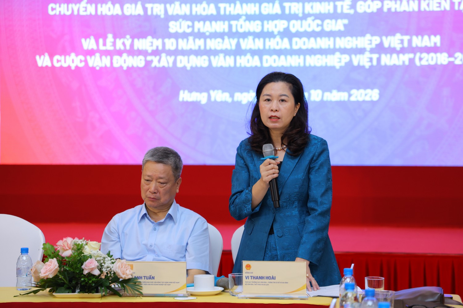 Bà Vi Thanh Hoài phát biểu tại buổi gặp mặt.