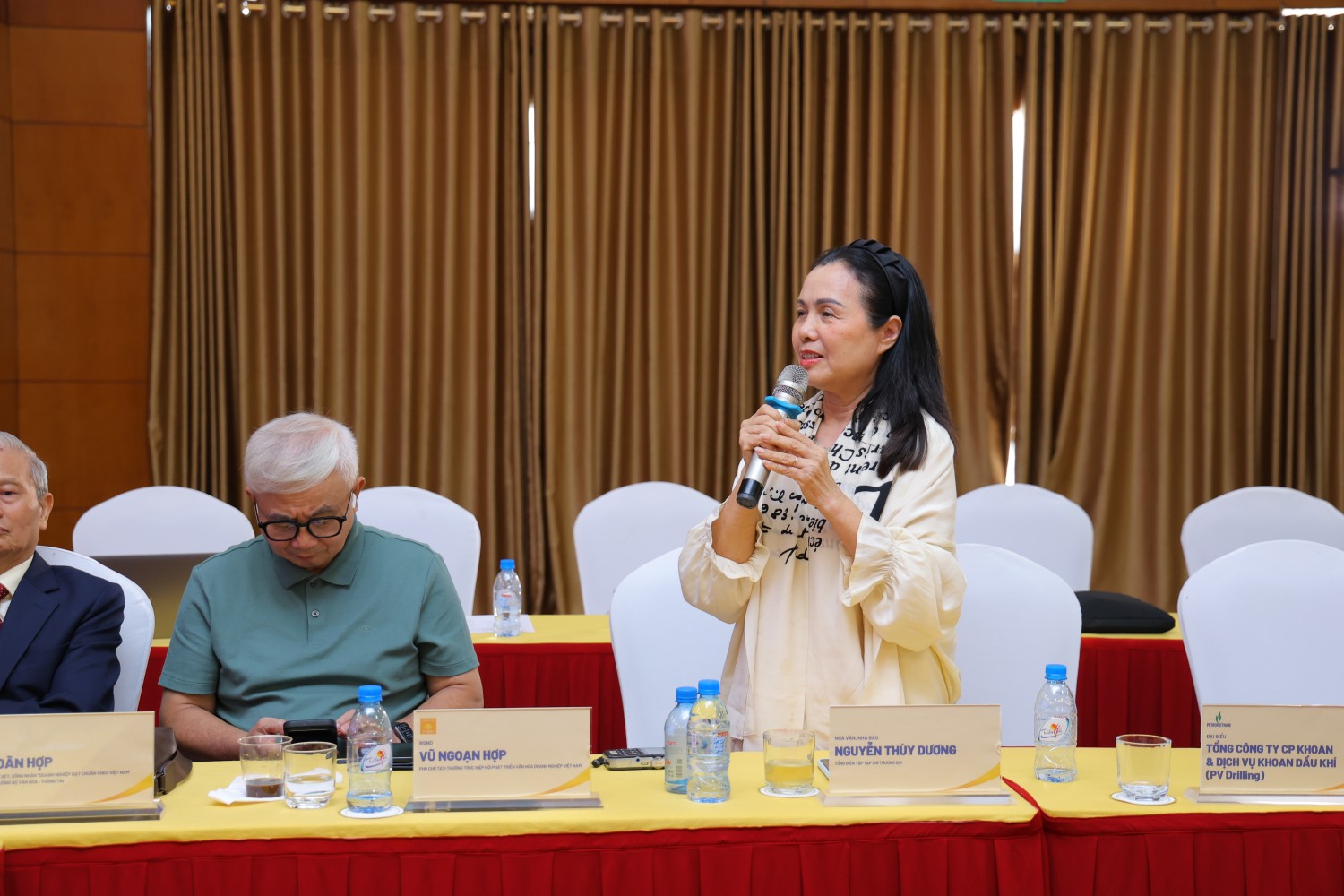 Các nhà báo, đại biểu trao đổi, thảo luận tại chương trình