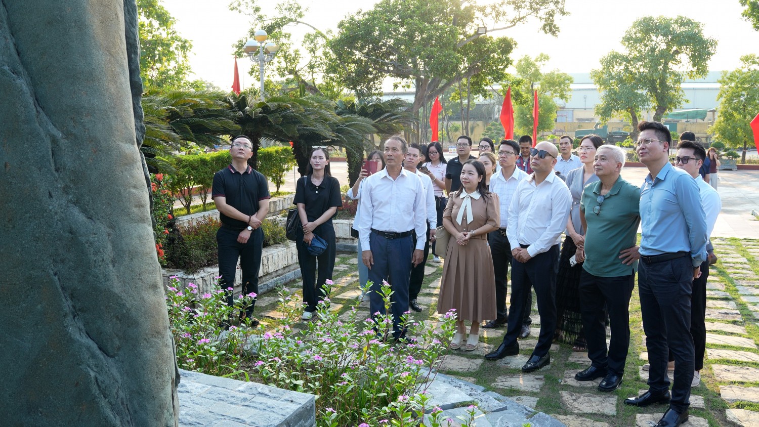 Đoàn tham quan và nghe những câu chuyện về giếng khoan GK-61 tại Khu lưu niệm Công trình khai thác dầu khí đầu tiên tại Việt Nam