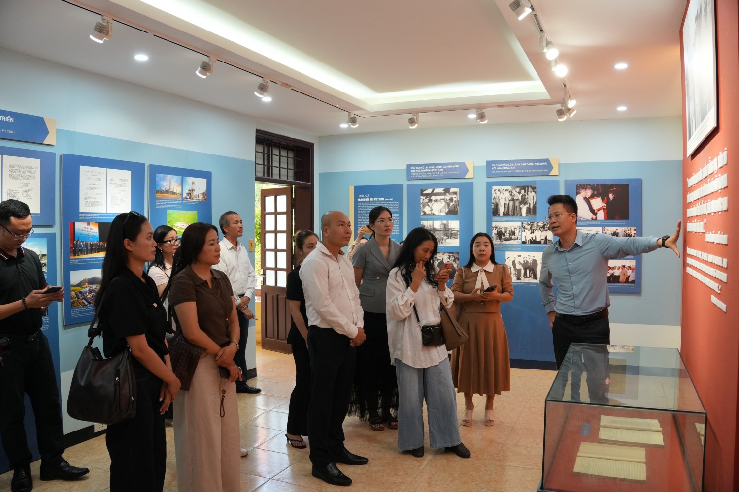 Cán bộ PETROVIETNAM giới thiệu đến đoàn công tác các tư liệu lịch sử về ngành dầu khí.