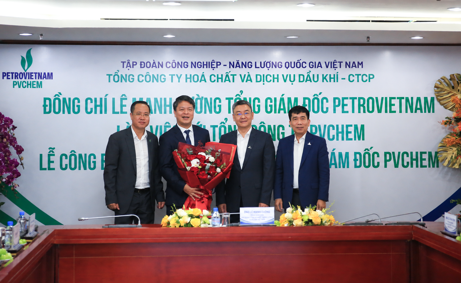 Lãnh đạo PETROVIETNAM và PVChem trao quyết định bổ nhiệm và chúc mừng tân Tổng Giám đốc PVChem Vũ An