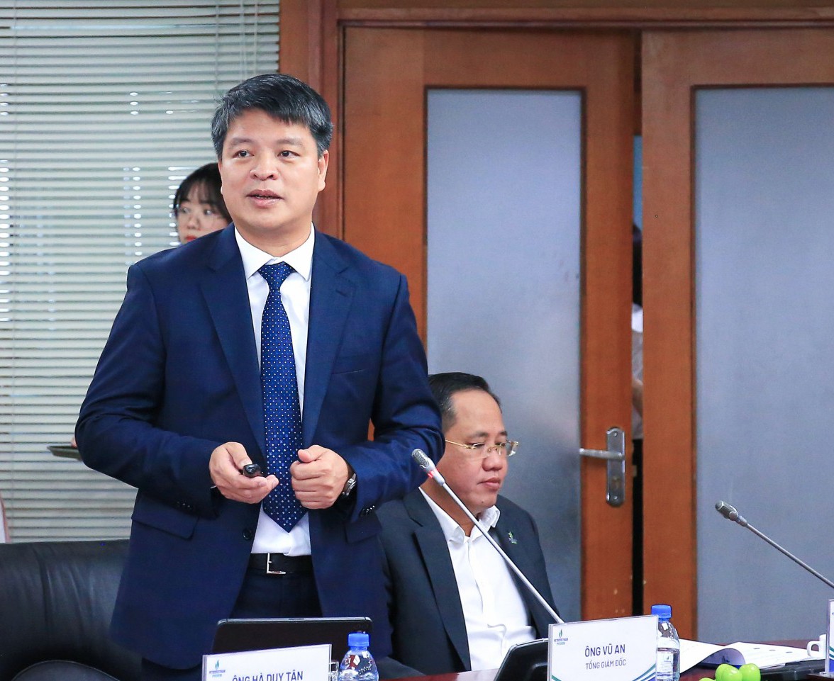 Tổng Giám đốc PVChem Vũ An báo cáo đoàn công tác Tập đoàn về tình hình sản xuất kinh doanh, định hướng chiến lược phát triển của Tổng công ty trong năm 2026 và giai đoạn 2026-2030