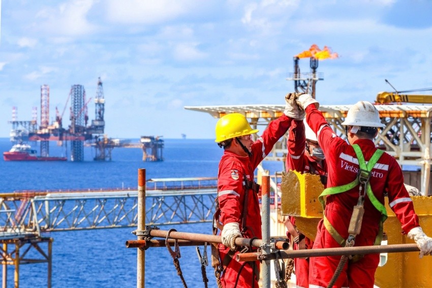 Sau hơn 40 năm hoạt động, Vietsovpetro đã đóng góp cho ngân sách nhà nước trên 80 tỷ USD. Liên doanh cũng xây dựng hệ thống cơ sở vật chất, dịch vụ kỹ thuật đồng bộ và đào tạo nhiều thế hệ chuyên gia có khả năng tự chủ điều hành hoạt động tìm kiếm, thăm dò, khai thác dầu khí biển.