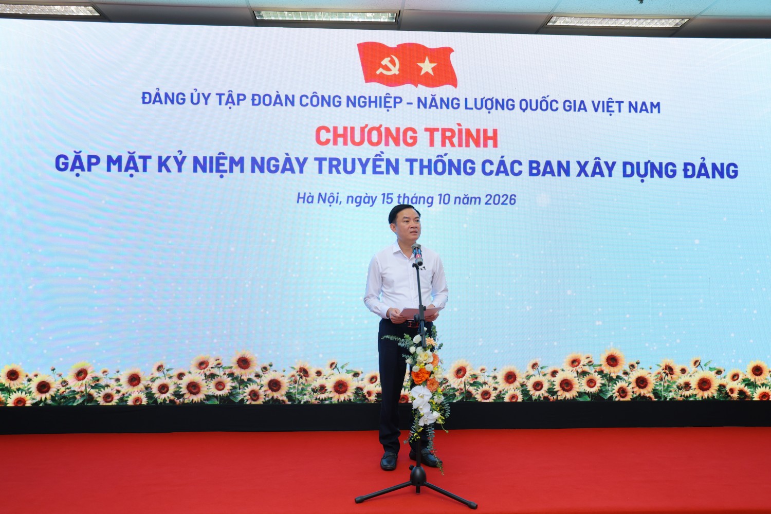 Đồng chí Lê Ngọc Sơn, Bí thư Đảng ủy, Chủ tịch HĐTV Tập đoàn trân trọng ghi nhận những đóng góp của các thế hệ cán bộ làm công tác xây dựng Đảng đối với quá trình hình thành, phát triển của PETROVIETNAM.