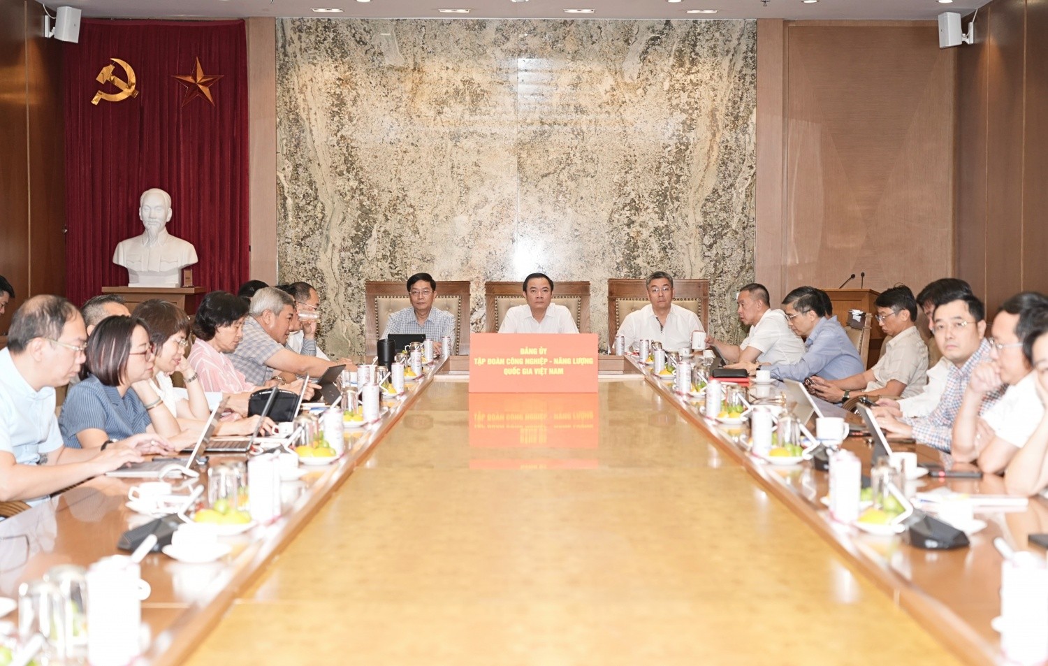 Đồng chí Lê Ngọc Sơn - Bí thư Đảng ủy, Chủ tịch HĐTV PETROVIETNAM; đồng chí Lê Mạnh Cường - Phó Bí thư Đảng ủy, Tổng Giám đốc PETROVIETNAM; đồng chí Trần Quang Dũng - Phó Bí thư thường trực Đảng ủy PETROVIETNAM, cùng các cán bộ, đảng viên PETROVIETNAM tham dự Hội nghị toàn quốc nghiên cứu, học tập, quán triệt và triển khai thực hiện Nghị quyết của Đảng.