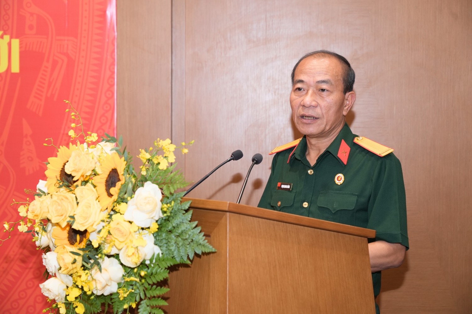 Đồng chí Phạm Quang Dũng trình bày báo cáo tổng kết kết quả thực hiện Nghị quyết số 05/NQ-CCB của các Hội CCB Khối 487.