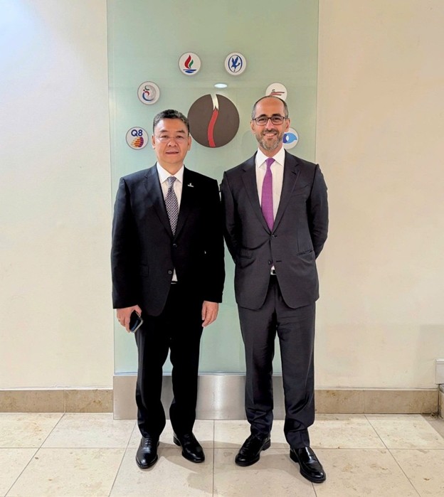 PETROVIETNAM President & CEO Le Manh Cuong and KPC Deputy Chairman & CEO Shaikh Nawaf S. Al-Sabah at their bilateral meeting in London.