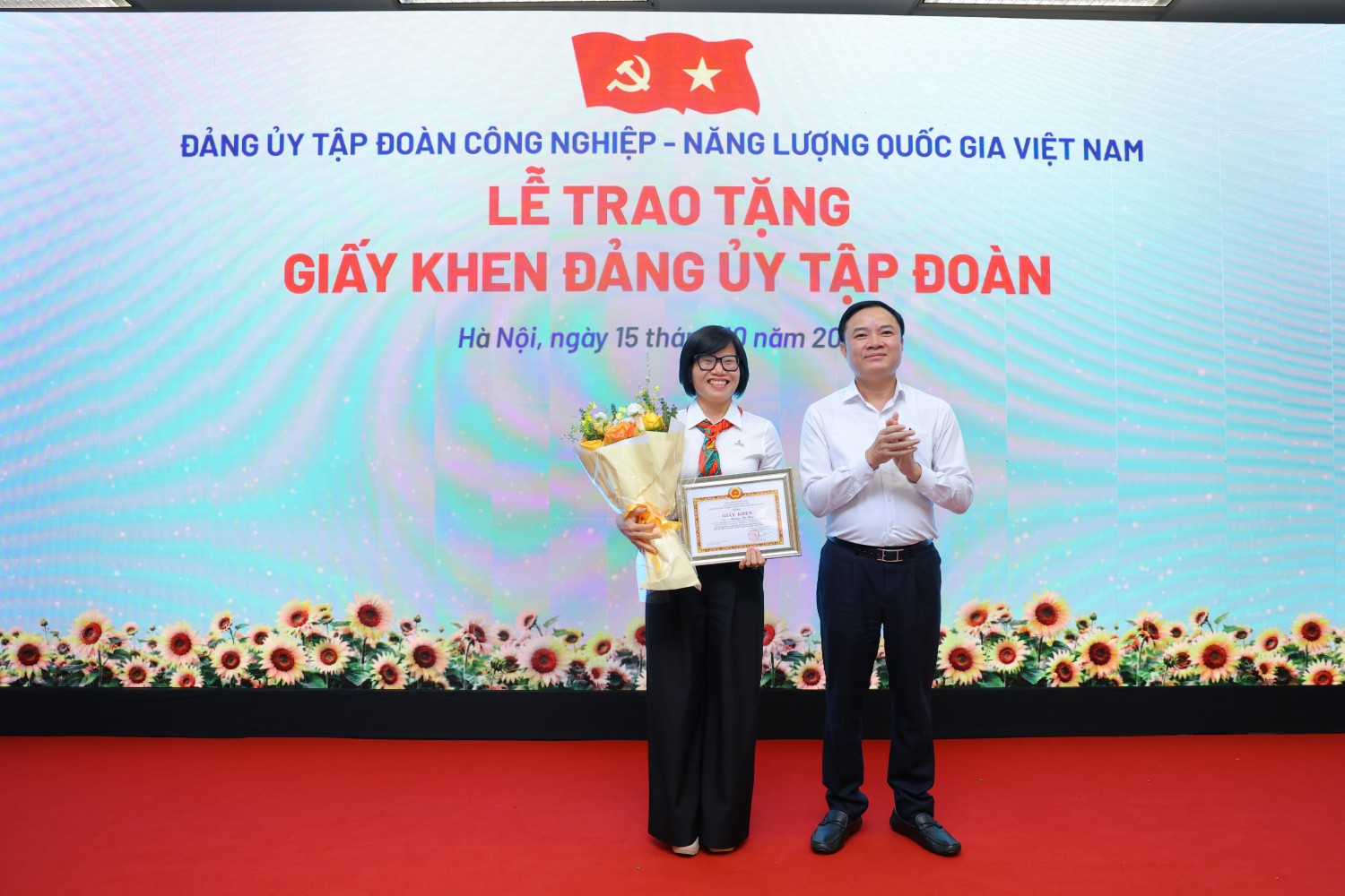 Đồng chí Lê Ngọc Sơn, Bí thư Đảng ủy, Chủ tịch HĐTV PETROVIETNAM chúc mừng đồng chí Nguyễn Thị Hoa, Ủy viên Ban Chấp hành Đảng bộ, Phó Chủ nhiệm thường trực Ủy ban Kiểm tra Đảng ủy Tập đoàn đạt giải cao trong Hội thi Báo cáo viên, tuyên truyền viên giỏi toàn quốc năm 2026.