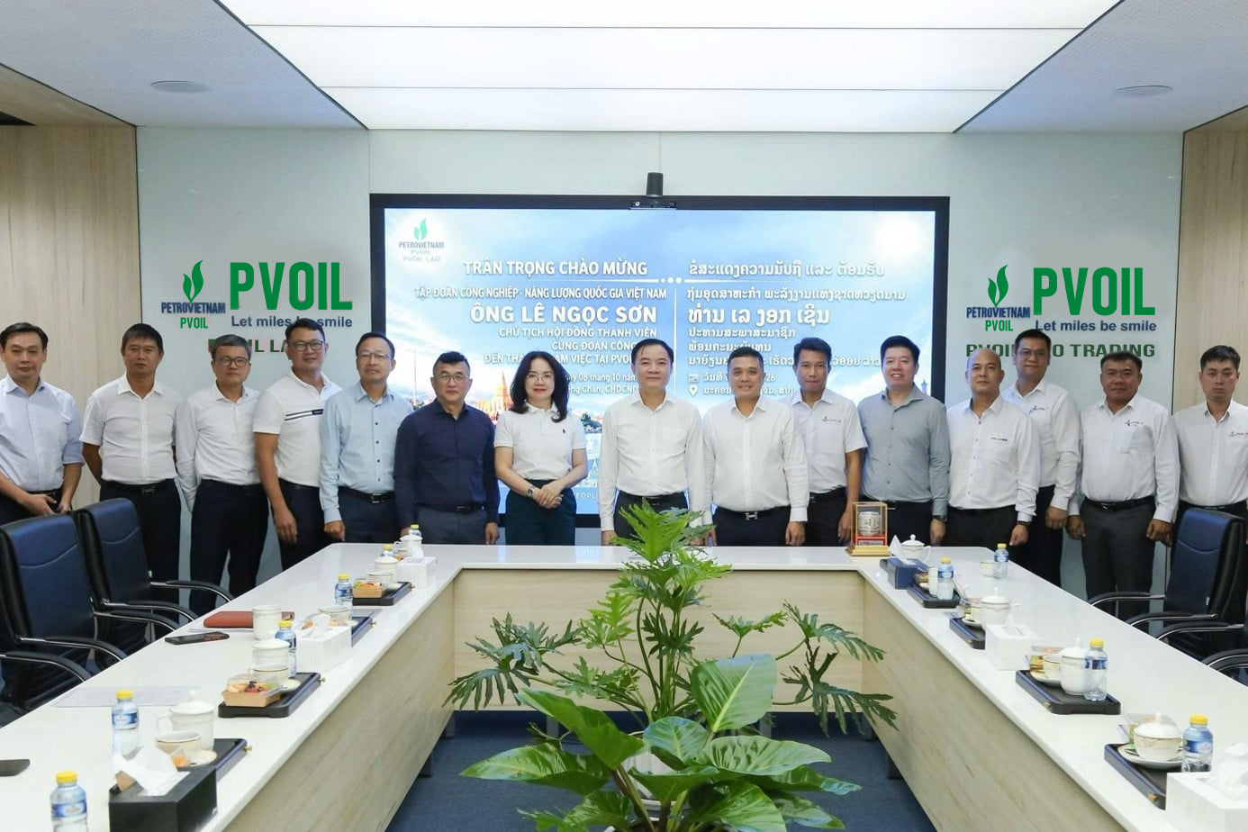 Chủ tịch HĐTV PETROVIETNAM Lê Ngọc Sơn cùng đại diện lãnh đạo PVOIL, PVCFC tại PVOIL Lào.