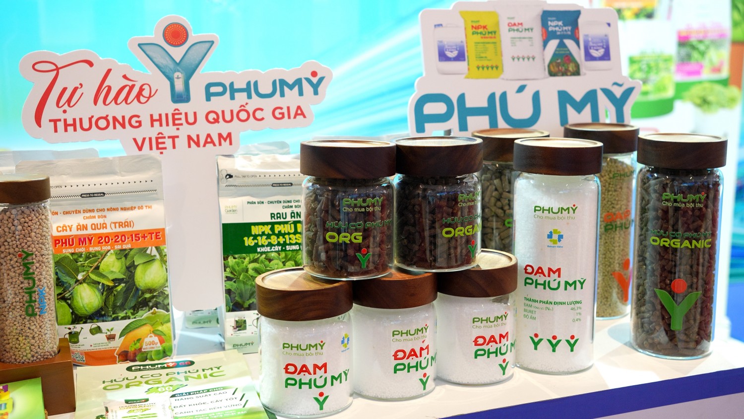 Các sản phẩm của PVFCCo - Phú Mỹ tại gian trưng bày.