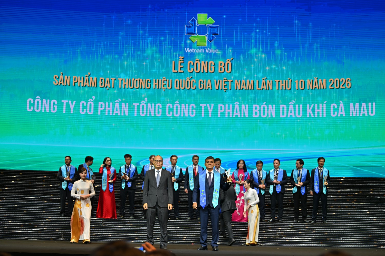 Ông Văn Tiến Thanh - Chủ tịch HĐQT Tổng công ty Phân bón Dầu khí Cà Mau (PVCFC) đại diện đơn vị nhận vinh danh tại sự kiện