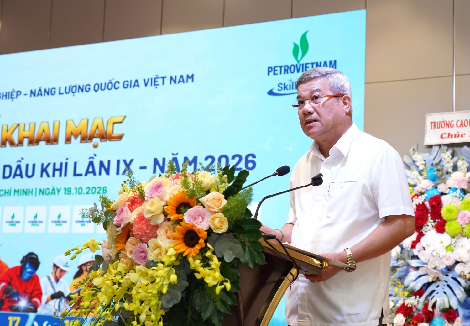 Ông Đỗ Chí Thanh - Phó Tổng Giám đốc Tập đoàn phát biểu khai mạc Hội thi
