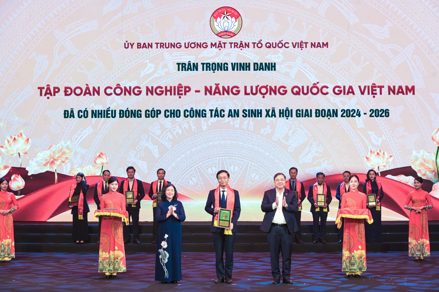 Ông Phạm Gia Túc - Ủy viên Bộ Chính trị, Phó Bí thư Thường trực Đảng ủy Chính phủ, Phó Thủ tướng Thường trực Chính phủ và bà Bùi Thị Minh Hoài - Ủy viên Bộ Chính trị, Bí thư Trung ương Đảng, Bí thư Đảng ủy Dân vận, Mặt trận và các đoàn thể Trung ương, Chủ tịch Ủy ban Trung ương MTTQ Việt Nam trao biểu trưng ghi nhận những đóng góp của PETROVIETNAM đối với công tác an sinh xã hội. Ông Trần Quang Dũng - Phó Bí thư Thường trực Đảng ủy PETROVIETNAM đại diện Tập đoàn nhận biểu trưng.