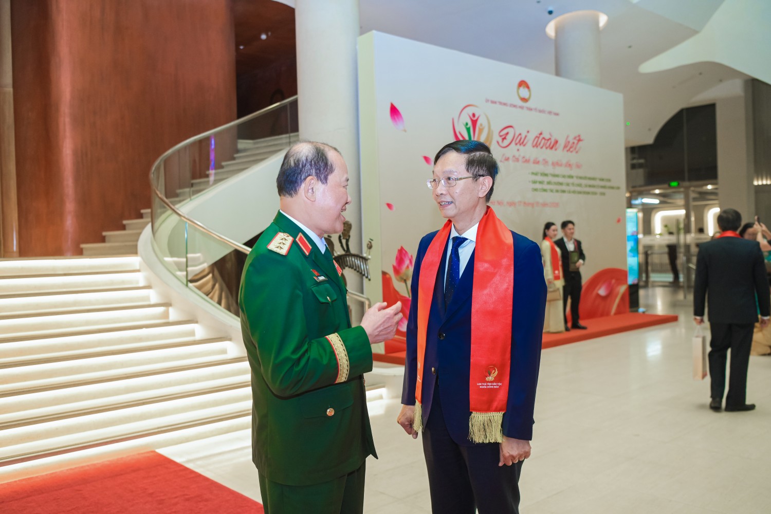 Thượng tướng Bế Xuân Trường - Phó Chủ tịch Ủy ban Trung ương MTTQ Việt Nam, Chủ tịch Hội CCB Việt Nam trao đổi cùng ông Trần Quang Dũng tại sự kiện