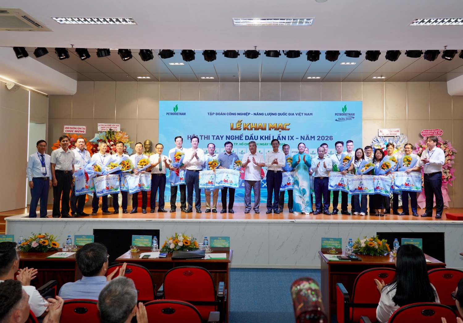 Ban tổ chức tặng cờ lưu niệm cho các đoàn tham gia Hội thi