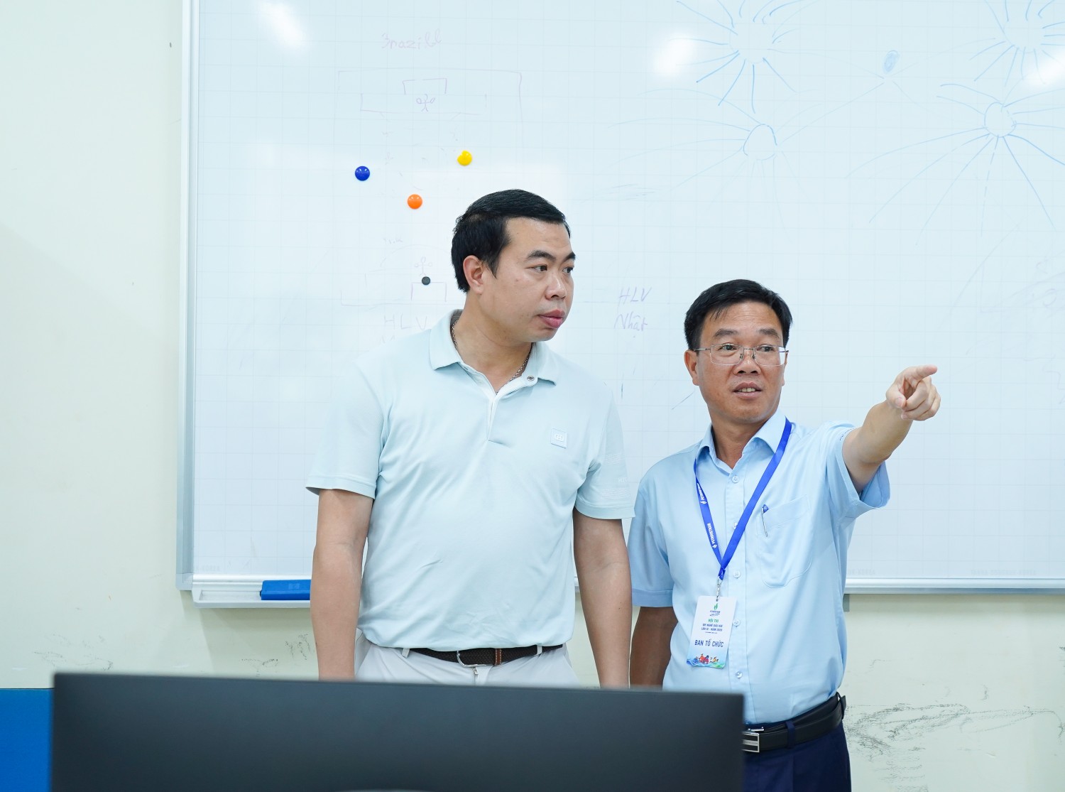 Ông Ngô Xuân Hưng - Hiệu trưởng PVCollege và ông Lê Phương - Phó Trưởng ban Quản trị Nguồn nhân lực PETROVIETNAM khảo sát khu vực phòng thi.