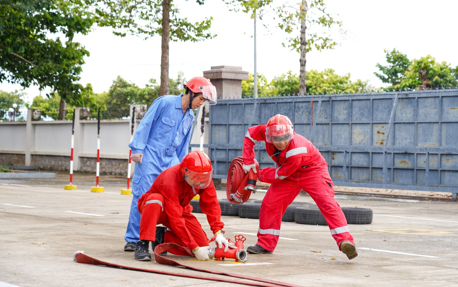 Đội thi luyện tập cho phần thi nghề chữa cháy và cứu hộ, cứu nạn.