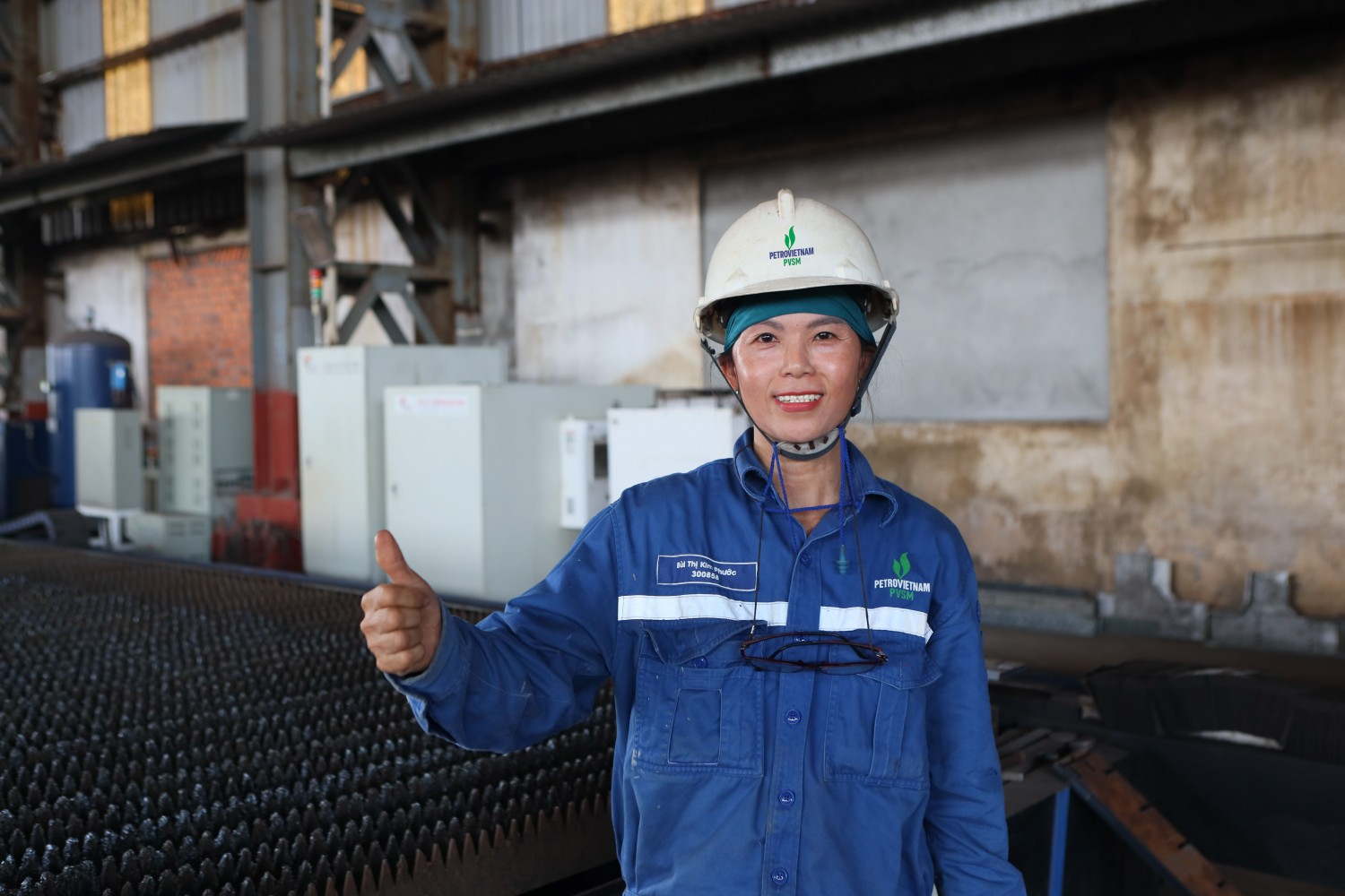 Chị Bùi Thị Kim Phước, Tổ phó Tổ cắt CNC là một trong những công nhân cốt cán của Tổ.