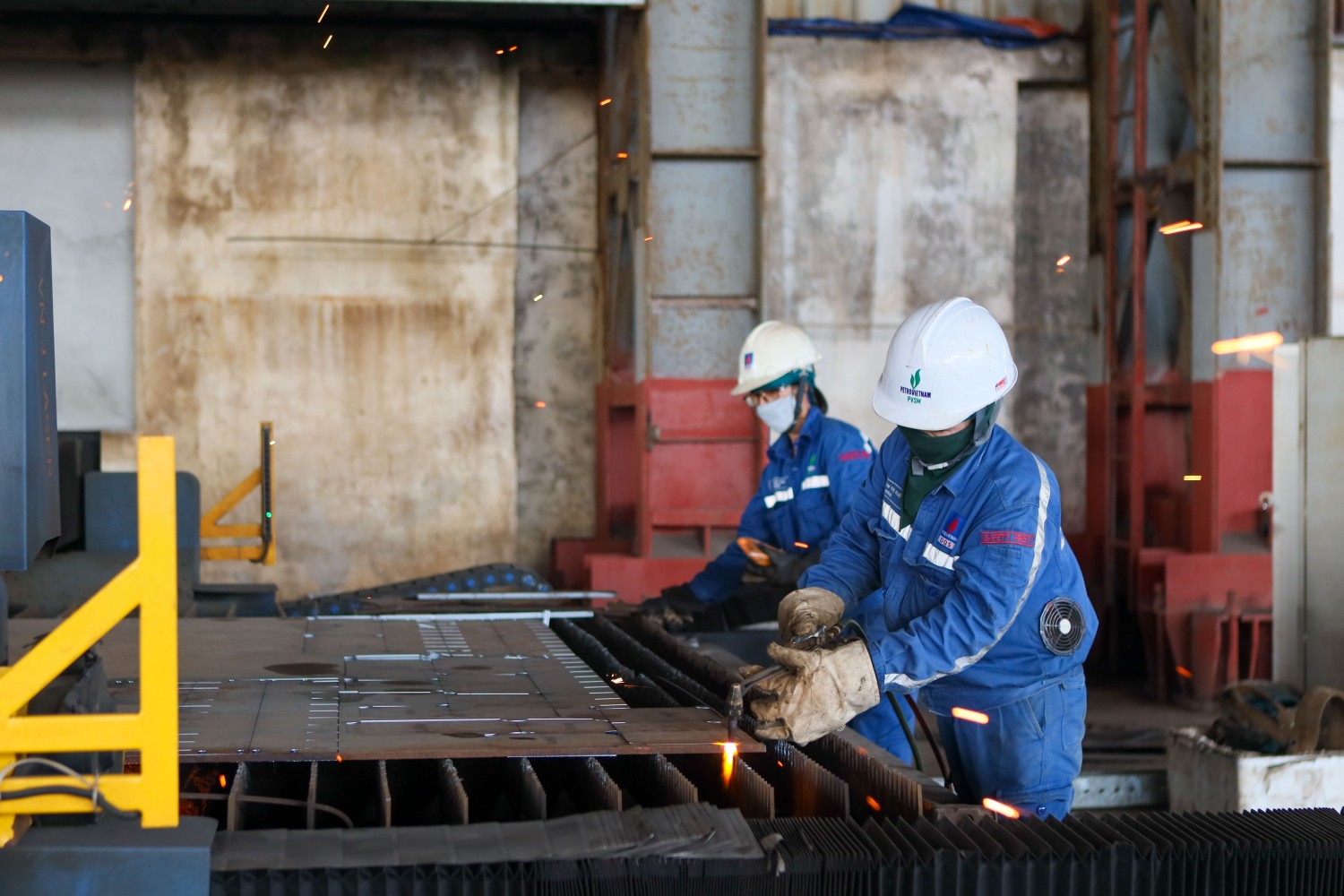 Những tấm thép lớn sau khi được cẩu đưa lên bàn máy CNC sẽ bước vào công đoạn gia công, cắt thành cấu kiện để chế tạo một con tàu.