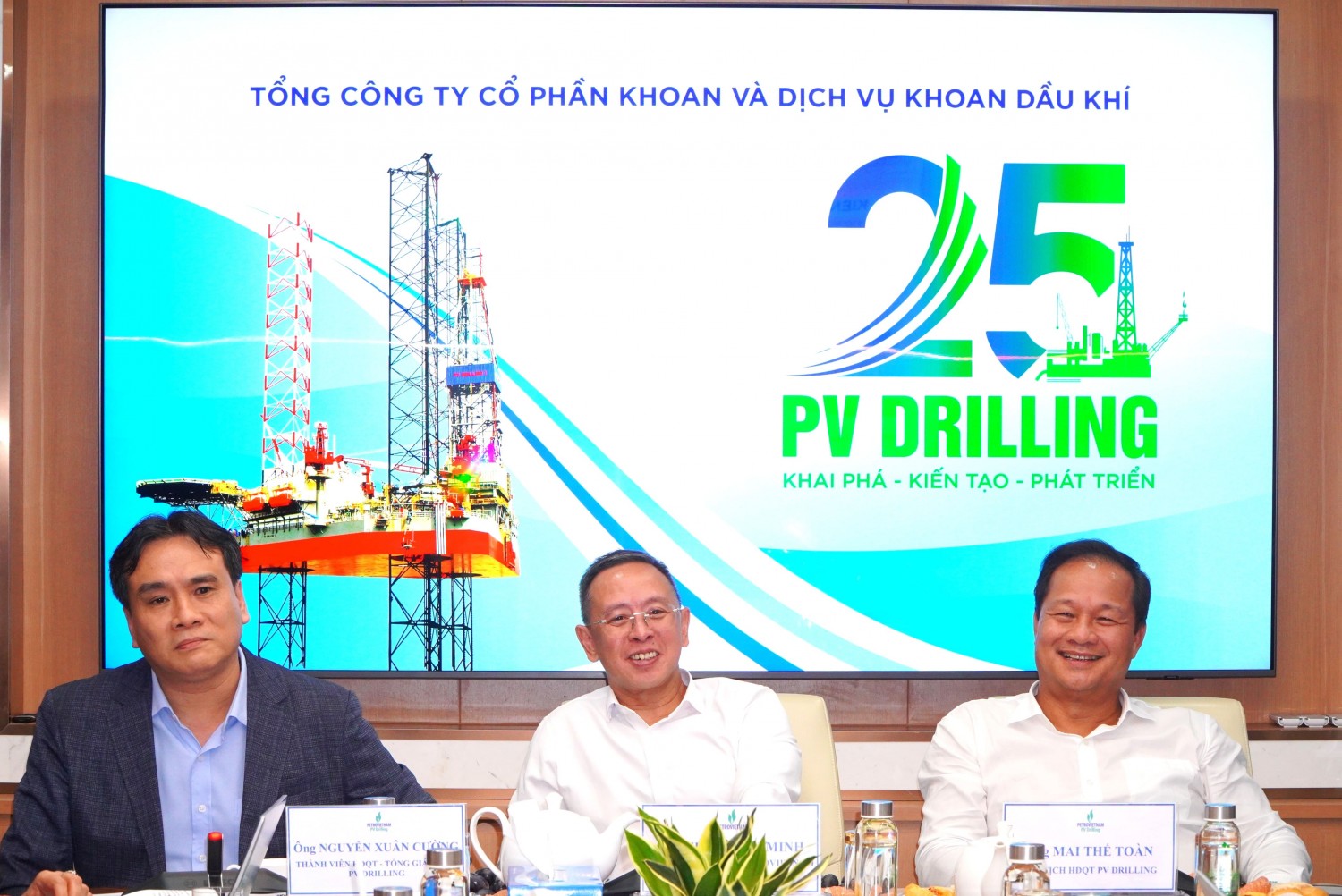 Ông Trần Bình Minh, Thành viên HĐTV PETROVIETNAM; ông Mai Thế Toàn - Chủ tịch HĐQT PV Drilling và ông Nguyễn Xuân Cường - Thành viên HĐQT, Tổng Giám đốc PV Drilling tại buổi làm việc.