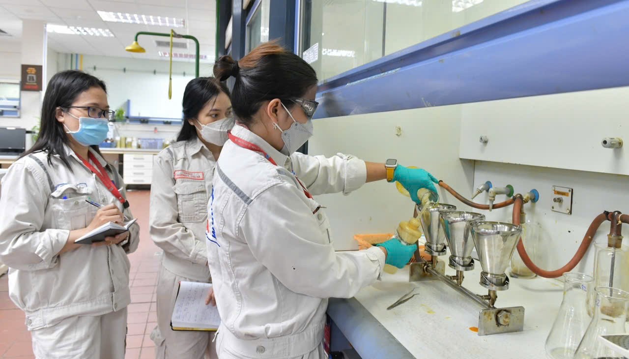 Các nữ kỹ sư, kỹ thuật viên PETROVIETNAM thực hiện công tác phân tích, kiểm nghiệm tại phòng thí nghiệm, góp phần bảo đảm chất lượng và an toàn trong hoạt động sản xuất.