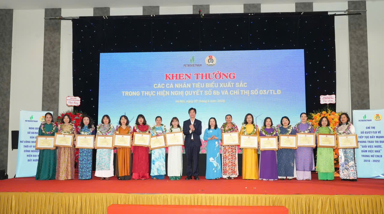 Đồng chí Thái Thu Xương - Phó Chủ tịch Thường trực Tổng Liên đoàn Lao động Việt Nam và đồng chí Nguyễn Mạnh Kha - Chủ tịch Công đoàn, Phó Trưởng ban Vì sự tiến bộ phụ nữ PETROVIETNAM trao khen thưởng cho các nữ cán bộ, đoàn viên tiêu biểu xuất sắc trong phong trào thi đua “Giỏi việc nước, đảm việc nhà” giai đoạn 2010-2025.