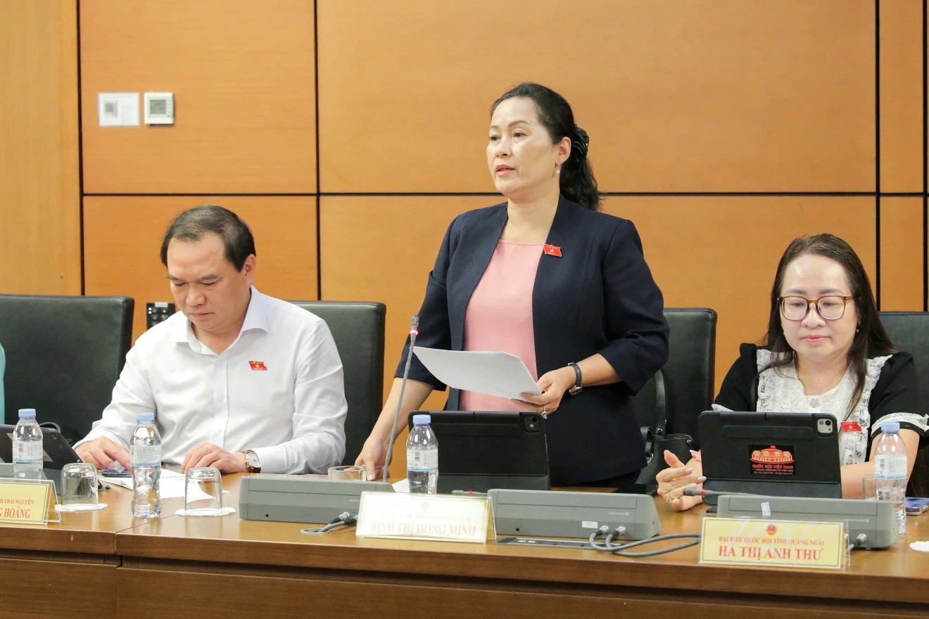 Đại biểu Đinh Thị Hồng Minh - Phó Bí thư Tỉnh ủy, Trưởng Đoàn ĐBQH tỉnh Quảng Ngãi đóng góp ý kiến tại buổi thảo luận. (Ảnh: L.X)