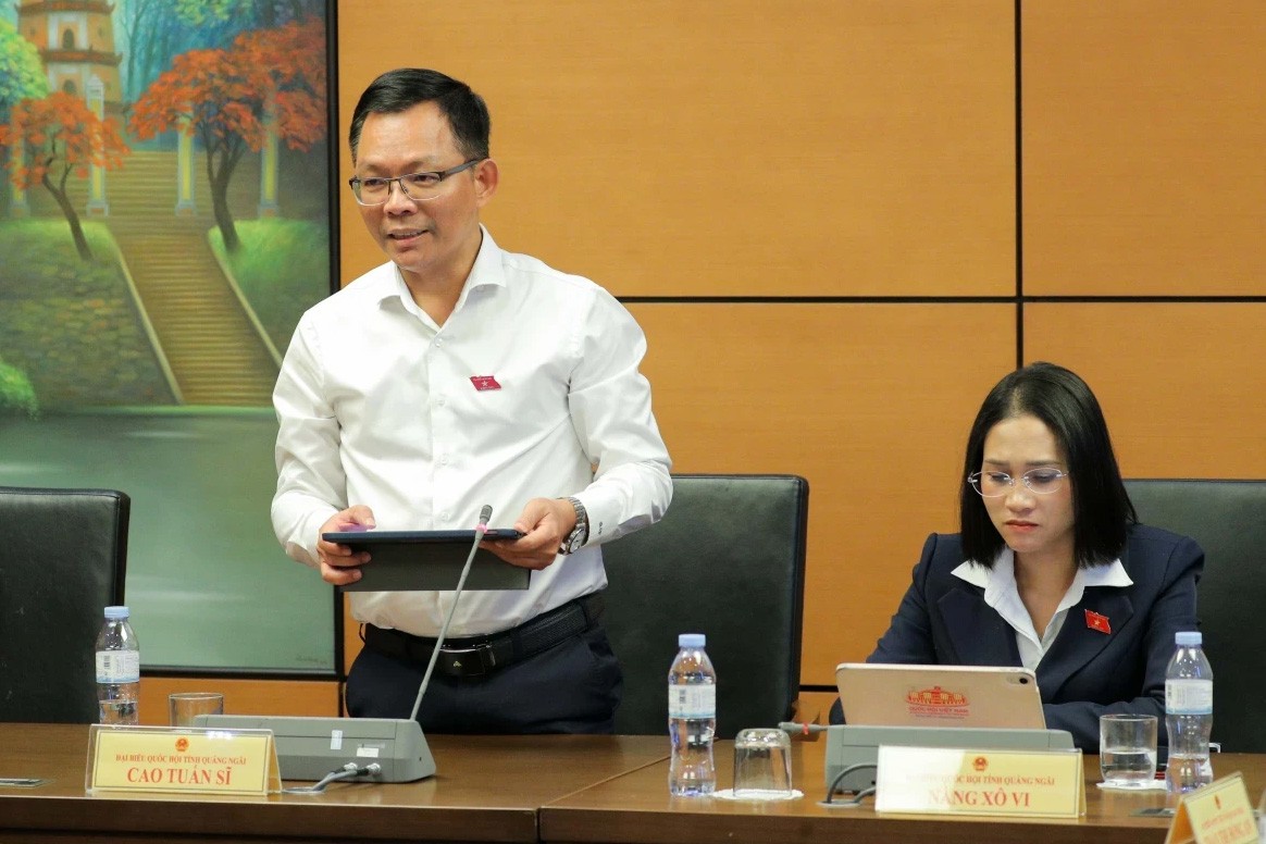 Đại biểu Cao Tuấn Sĩ - Giám đốc NMLD Dung Quất đề nghị khẩn trương xây dựng các giải pháp bảo đảm an ninh năng lượng dài hạn. (Ảnh: L.X)