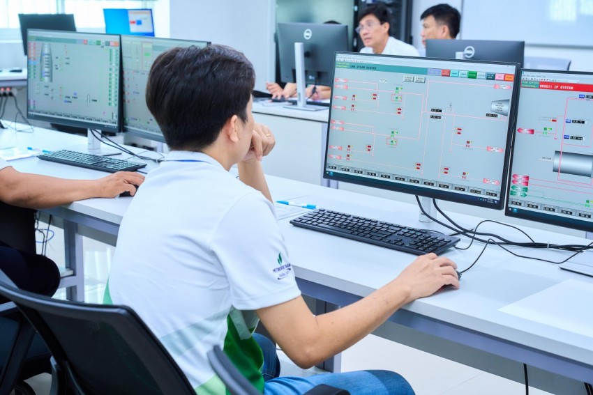 Thí sinh thi nghề Vận hành nhà máy điện khí.