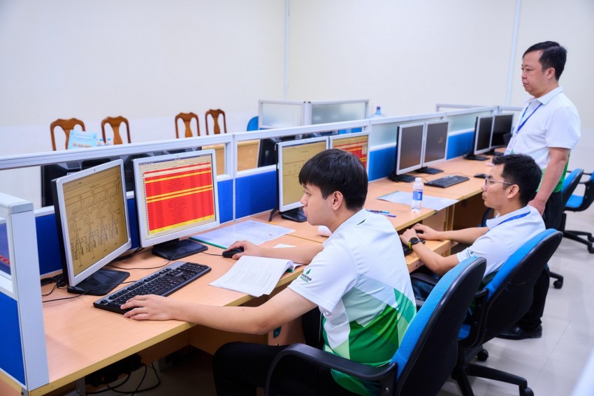 Thí sinh thi nghề Vận hành khai thác dầu khí.