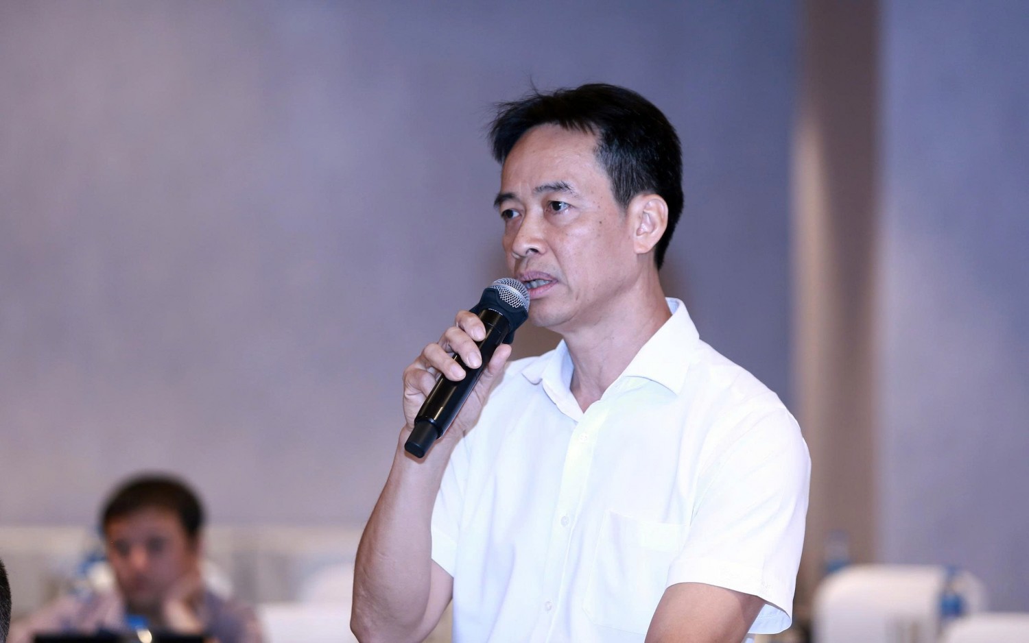 Ông Vũ Minh Đức - Phó Tổng Giám đốc PVEP trao đổi về phạm vi áp dụng chính sách ưu đãi đầu tư đối với các khối cấu tạo trong cùng một mỏ dầu khí, gắn với phương án phát triển bổ sung và tận dụng công trình hiện hữu.