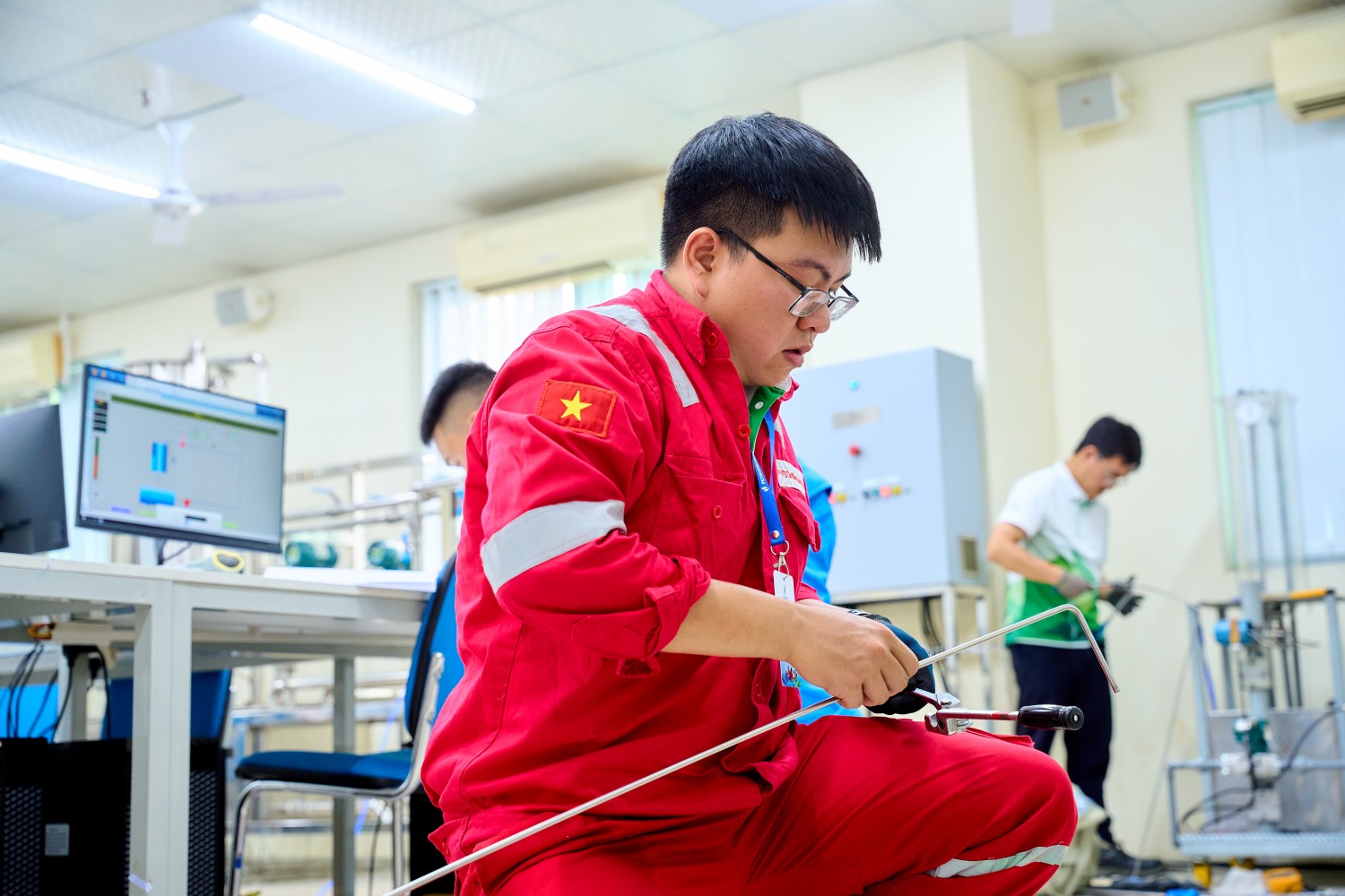 Anh Phạm Anh Tuấn công tác tại Xí nghiệp Điều hành Khoan (PV Drilling) thực hiện bài thi.