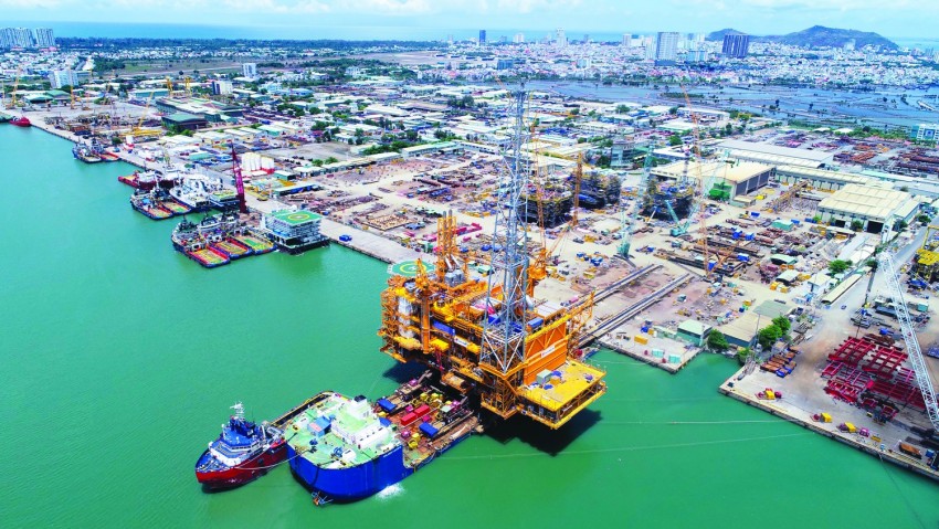 Công tác hạ thủy, vận chuyển giàn xử lý trung tâm thuộc Dự án Sao Vàng - Đại Nguyệt tại cơ sở chế tạo của PTSC, năm 2021.