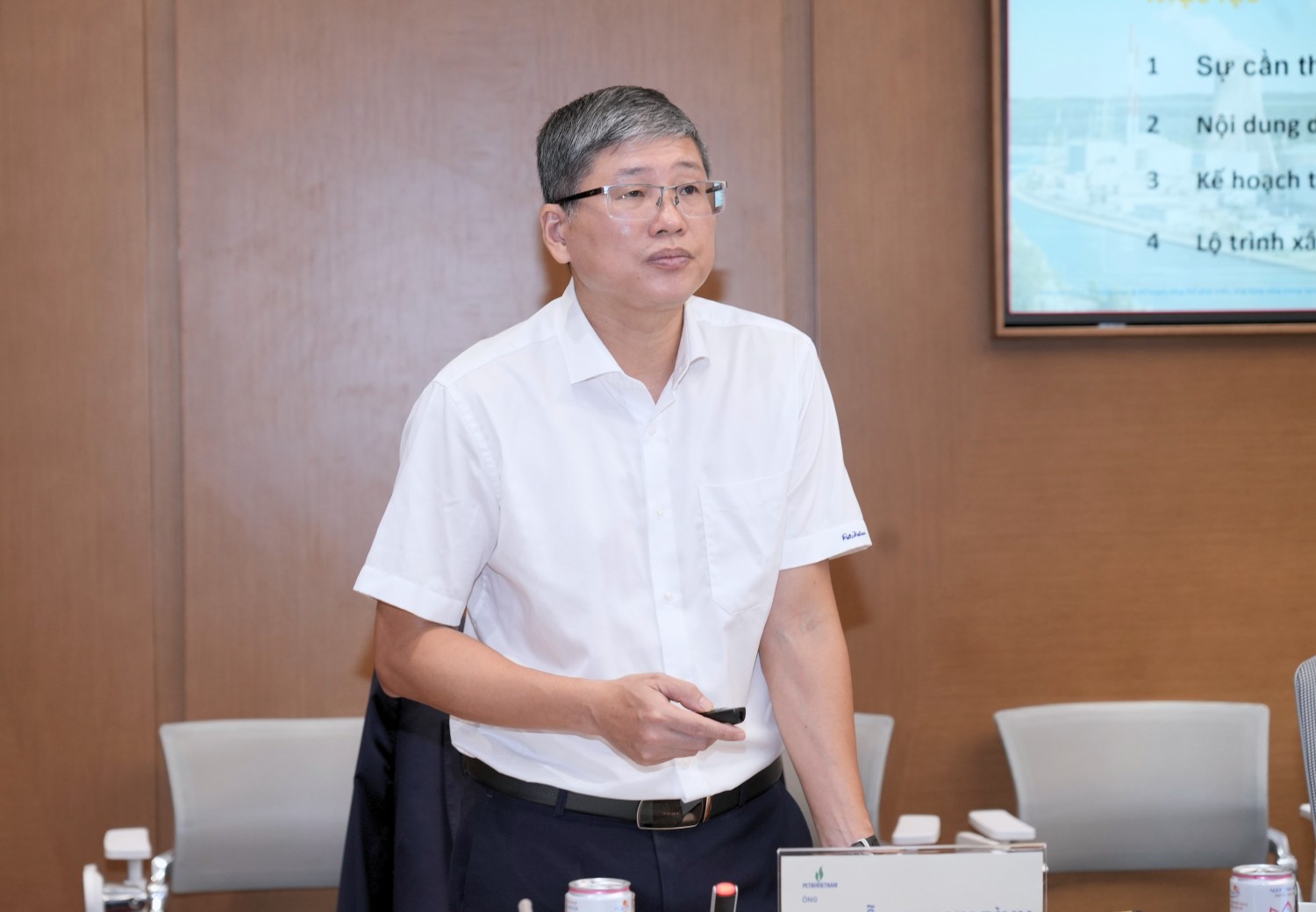 Ông Nguyễn Thanh Bình - Phó Trưởng ban Chuẩn bị đầu tư Dự án Nhà máy điện hạt nhân Ninh Thuận 2 trình bày dự thảo Chiến lược và Kế hoạch tổng thể.