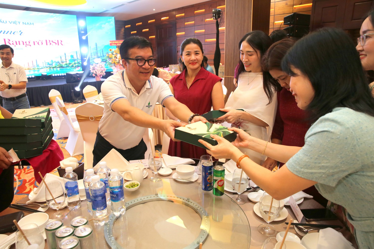Tổng Giám đốc BSR Nguyễn Việt Thắng trân trọng ví các nữ CBCNV như một nguồn