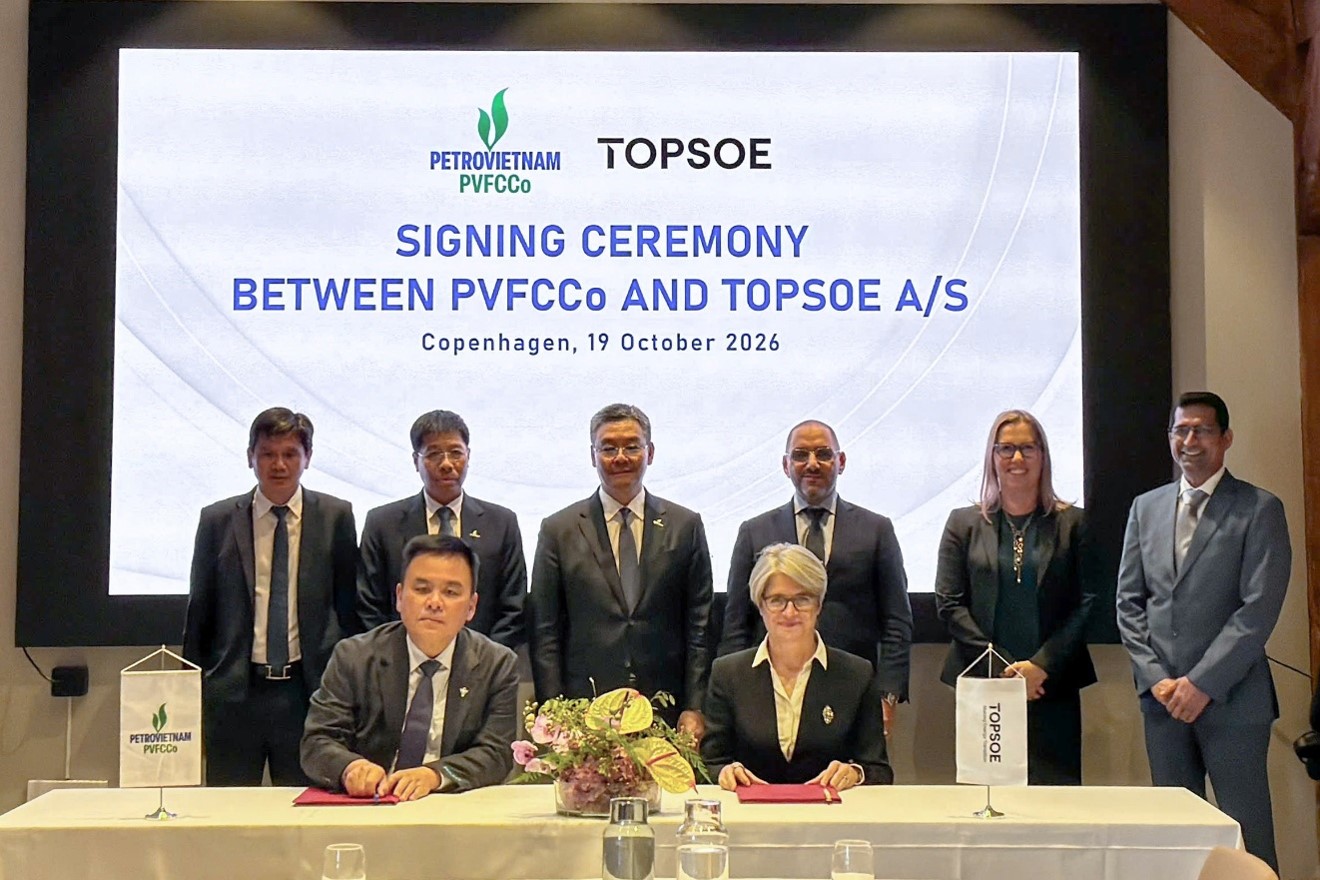 Lãnh đạo PETROVIETNAM chứng kiến lễ ký thỏa thuận hợp tác giữa PVFCCo và Tập đoàn Topsoe.