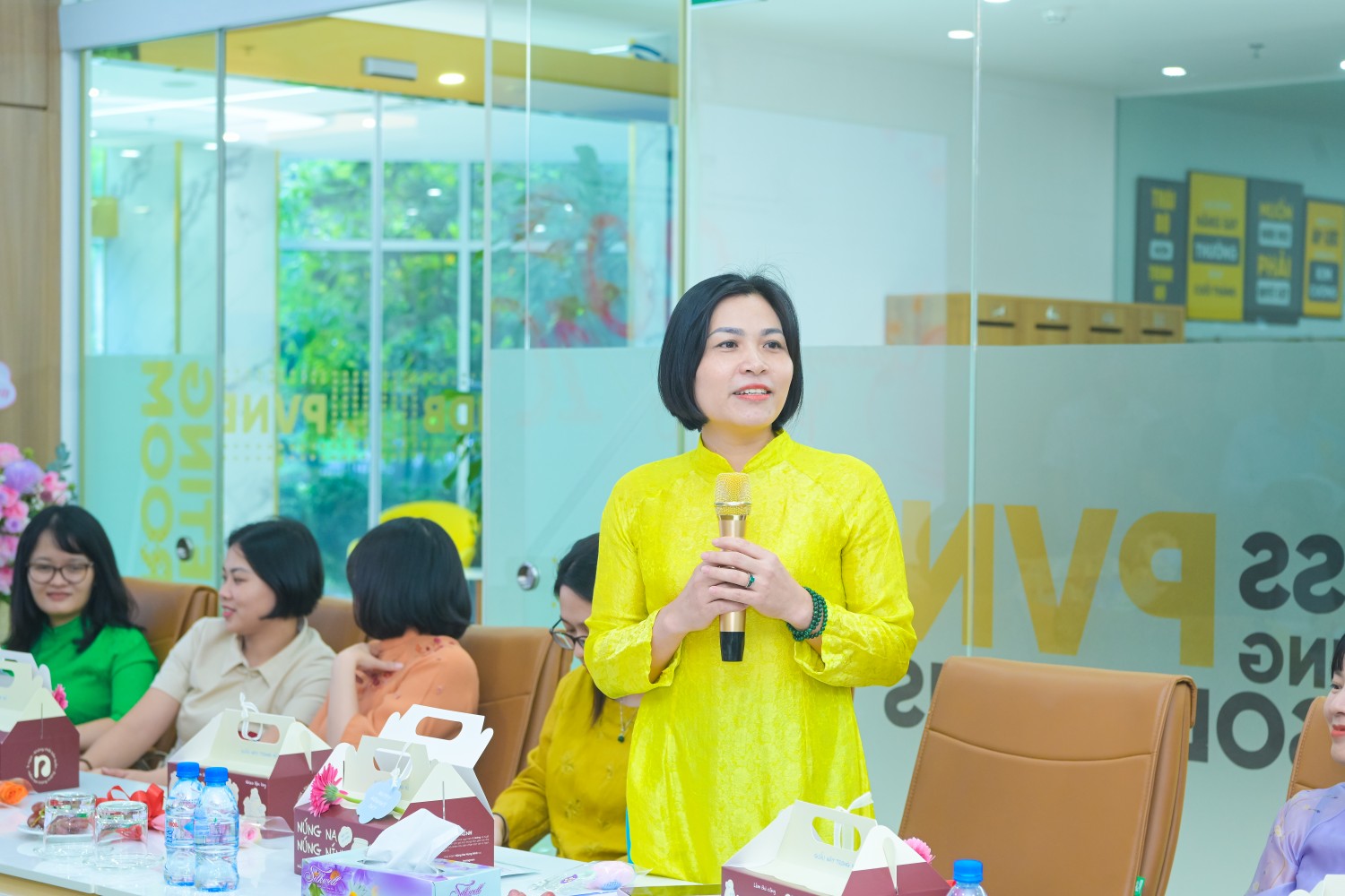 Bà Bích Hồng, Trưởng Ban Nữ công, đại diện nữ cán bộ, nhân viên PVNDB phát biểu tại chương trình