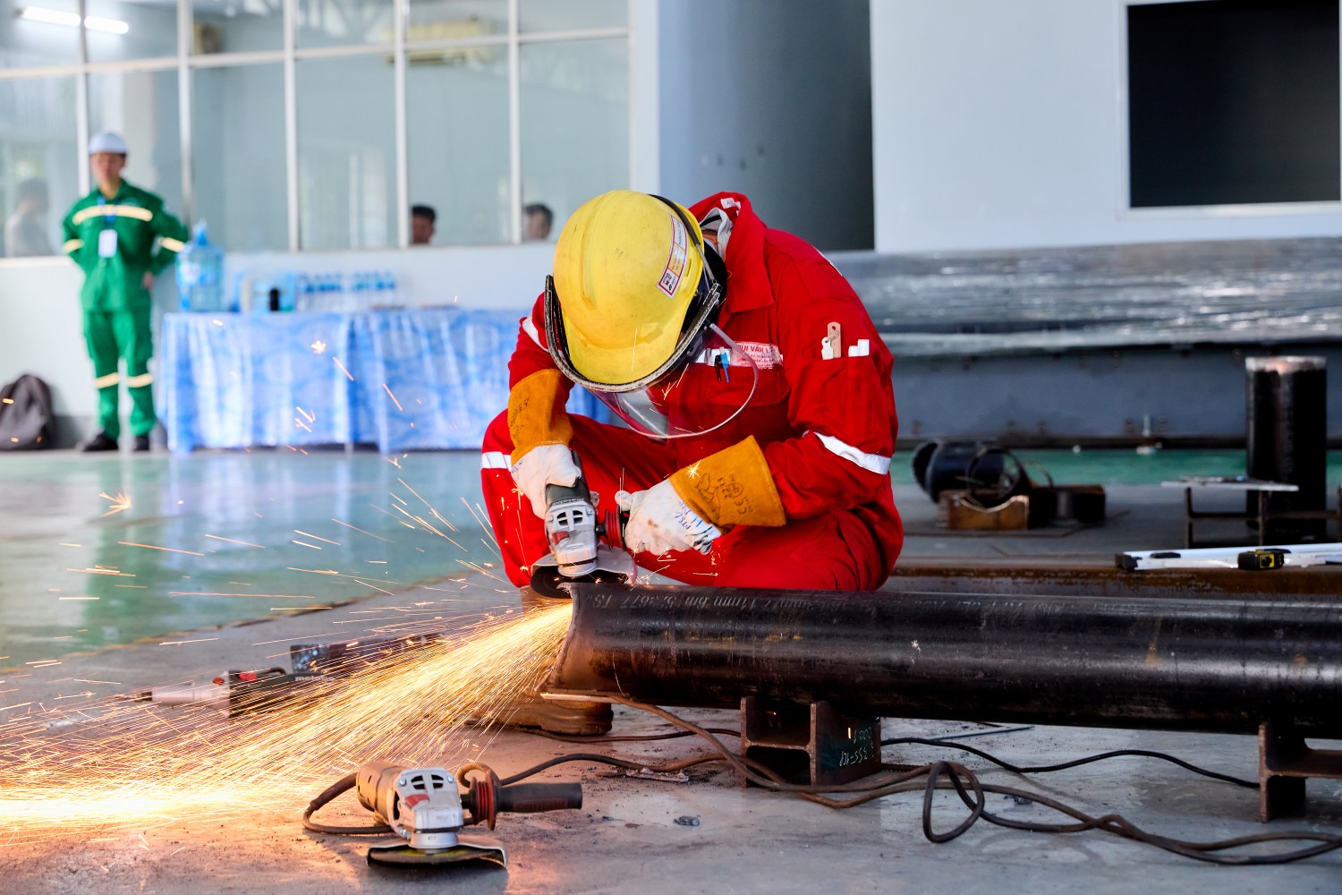 Trong phần thi Bảo dưỡng thiết bị tĩnh, thí sinh sử dụng máy mài cầm tay để gia công, xử lý bề mặt và mép ống kim loại. Công đoạn này đòi hỏi người thợ phải kiểm soát chính xác vị trí, góc độ và lực tác động của máy mài, bảo đảm bề mặt gia công đáp ứng yêu cầu kỹ thuật. Đây là một trong những kỹ năng cần thiết trong công tác bảo dưỡng, sửa chữa hệ thống đường ống tại các công trình dầu khí, đồng thời đặt ra yêu cầu nghiêm ngặt về an toàn khi sử dụng thiết bị cơ khí.